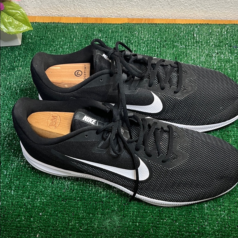 Nike Black and White Low-Top Running Sneakers - Picture 2 of 7